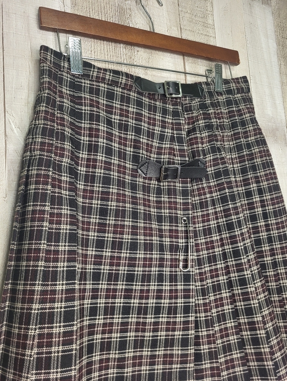 Smart Set 90s Plaid A-Line Buckle Skirt in Black and Burgundy. Size 11 - Picture 2 of 9